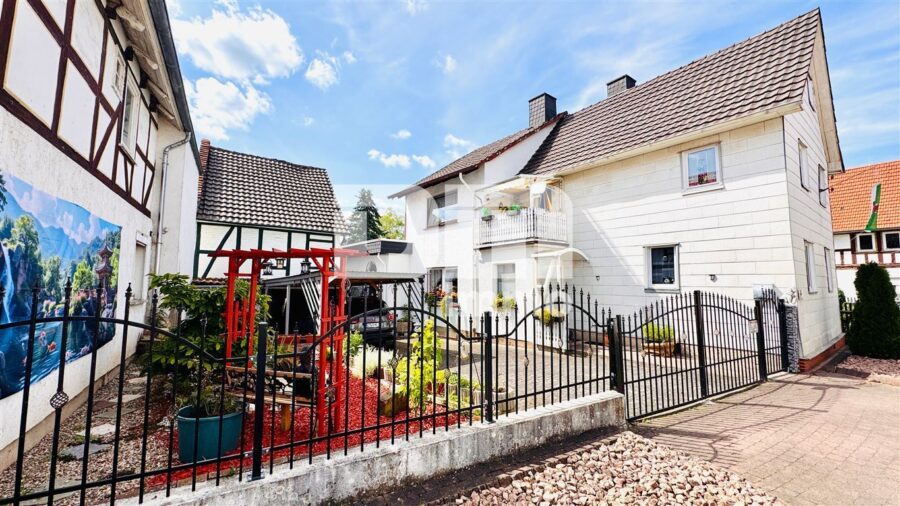 Teilsaniertes Einfamilienhaus mit Anbauten + Nebengebäude auf 1.600 m² Traumgartengrundstück - Frontansicht Hof / Zufahrt